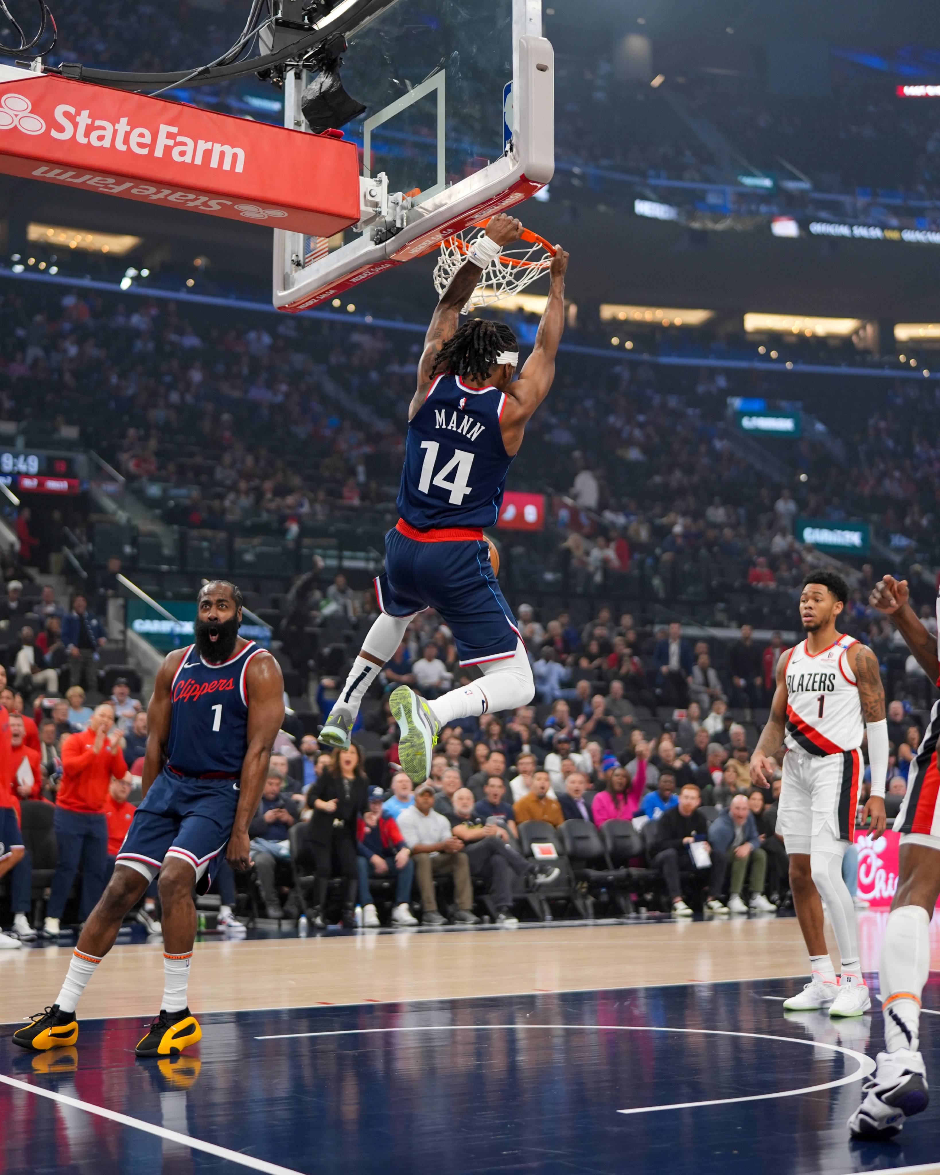 轻松进入平台-哈登迎来十赛季出色发挥，法国队观众热烈欢呼！-轻松进入平台