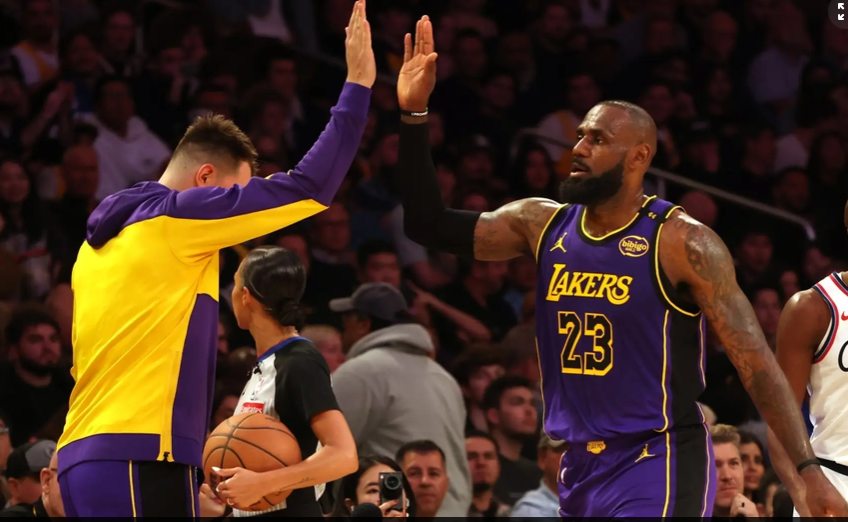 开云体育-詹姆斯重返赛场，最后时刻胜出首场状态出色，快船观众沸腾！-开云体育