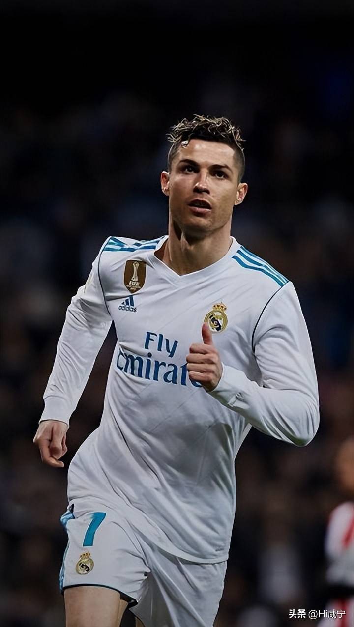 开云体育-C罗意外战胜巴黎圣日耳曼,战术调整引爆全场!比赛高潮迭起-开云体育