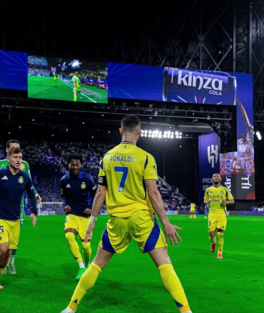 开云体育-包含重要助攻首场状态出色，篮网观众沸腾！，C罗重返赛场引发球迷热议的词条-开云体育