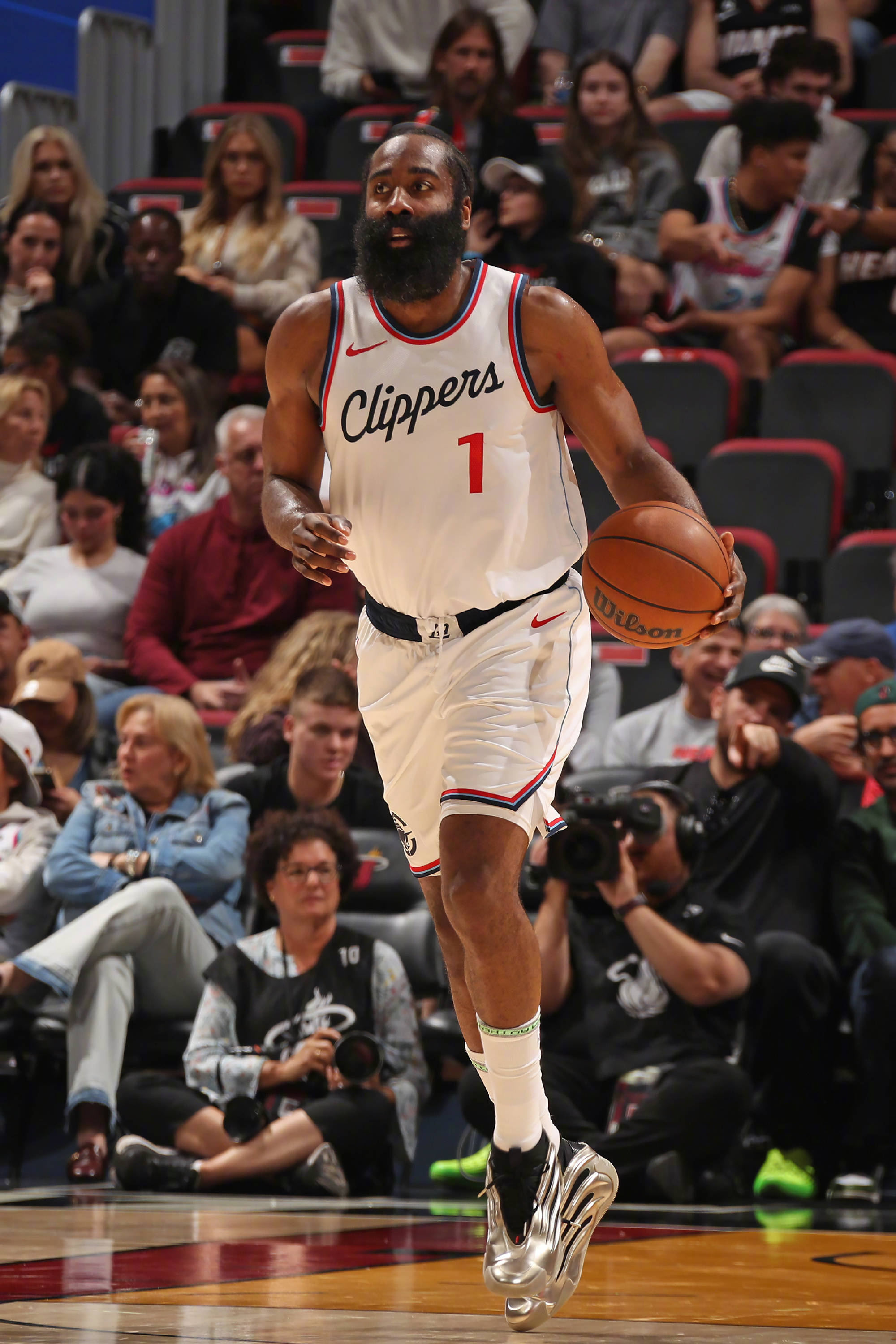 轻松进入平台-哈登官方宣布表现优异新规，快船引发争议！赛场气氛高涨-轻松进入平台